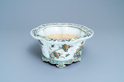 Een keizerlijke Chinese famille verte jardinière, Kangxi merk en periode