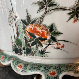 Een keizerlijke Chinese famille verte jardinière, Kangxi merk en periode — foto 50