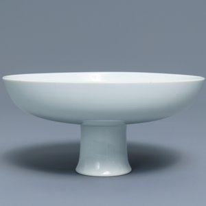Een keizerlijke Chinese monochroom witte stem cup, Qianlong merk en periode — foto 1