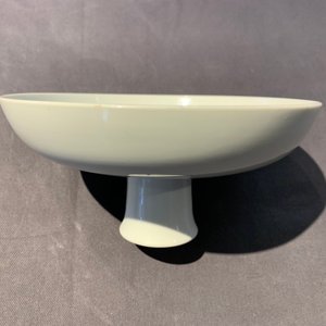Een keizerlijke Chinese monochroom witte stem cup, Qianlong merk en periode — foto 19