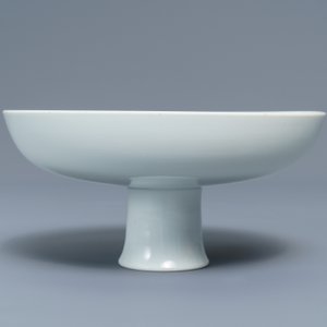 Een keizerlijke Chinese monochroom witte stem cup, Qianlong merk en periode — foto 5