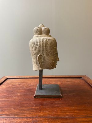 Een Khmer gepolijst zandstenen hoofd van de godin Uma, Baphuon-stijl, Angkor periode, Cambodja, 11e eeuw — foto 2