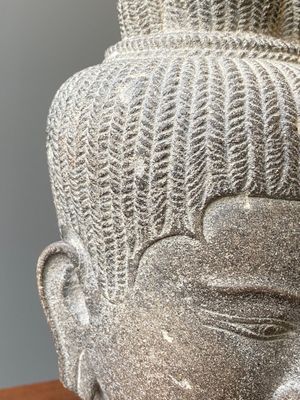 Een Khmer gepolijst zandstenen hoofd van de godin Uma, Baphuon-stijl, Angkor periode, Cambodja, 11e eeuw — foto 7