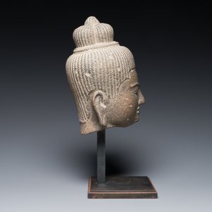 Een Khmer gepolijst zandstenen hoofd van de godin Uma, Baphuon-stijl, Angkor periode, Cambodja, 11e eeuw — foto 3