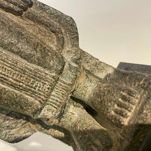 Een Khmer zandstenenen figuur van Boeddha, Thailand, Lopburi periode, 12/14e eeuw — foto 13