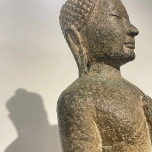 Een Khmer zandstenenen figuur van Boeddha, Thailand, Lopburi periode, 12/14e eeuw — foto 15