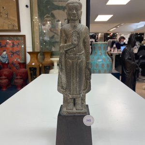 Een Khmer zandstenenen figuur van Boeddha, Thailand, Lopburi periode, 12/14e eeuw — foto 18