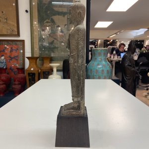 Een Khmer zandstenenen figuur van Boeddha, Thailand, Lopburi periode, 12/14e eeuw — foto 19