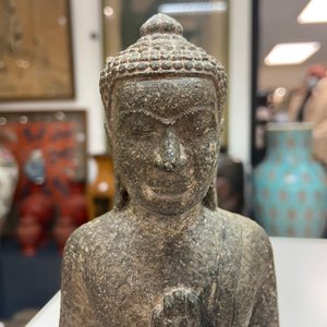 Een Khmer zandstenenen figuur van Boeddha, Thailand, Lopburi periode, 12/14e eeuw — foto 24