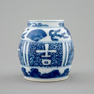 Een klein blauw-wit vaasje met gelukssymbolen, Wanli, 1573-1619 — foto 3