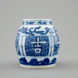Een klein blauw-wit vaasje met gelukssymbolen, Wanli, 1573-1619 — foto 5