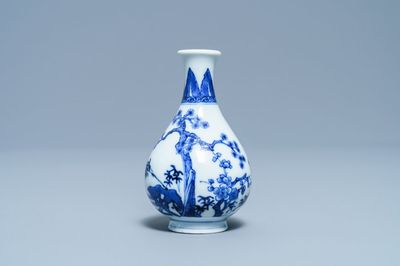 Een klein Chinees blauw-wit 'Drie vrienden van de winter' vaasje, Qianlong