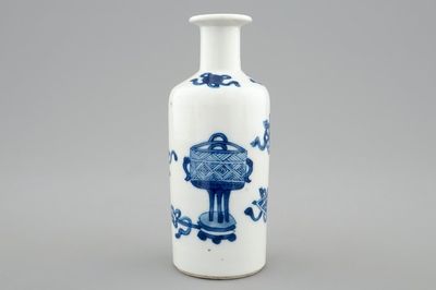 Een klein Chinees blauw-wit rouleau vaasje, Kangxi