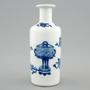 Een klein Chinees blauw-wit rouleau vaasje, Kangxi — foto 1