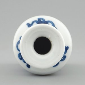 Een klein Chinees blauw-wit rouleau vaasje, Kangxi — foto 5