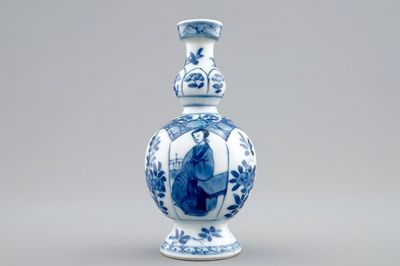 Een klein Chinees blauw-wit vaasje, Kangxi
