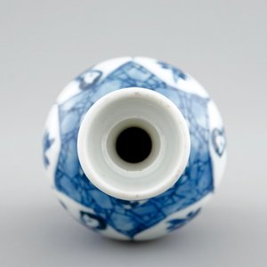 Een klein Chinees blauw-wit vaasje, Kangxi — foto 4