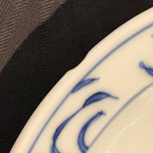 Een klein Chinees blauwwit bord met een monnik bij het water, Transitie periode — foto 12