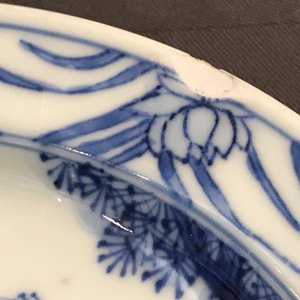 Een klein Chinees blauwwit bord met een monnik bij het water, Transitie periode — foto 14