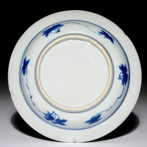 Een klein Chinees blauwwit bord met een monnik bij het water, Transitie periode — foto 2