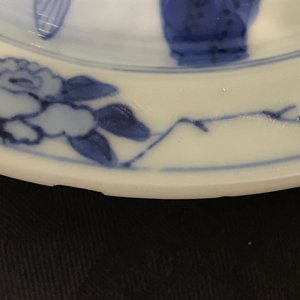 Een klein Chinees blauwwit bord met een monnik bij het water, Transitie periode — foto 7