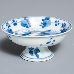 Een klein Chinees blauwwit schoteltje op voet, Chenghua merk, Wanli — foto 1