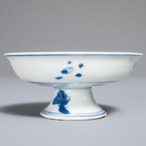 Een klein Chinees blauwwit schoteltje op voet, Chenghua merk, Wanli — foto 4