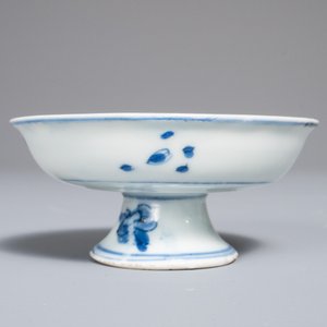 Een klein Chinees blauwwit schoteltje op voet, Chenghua merk, Wanli — foto 6