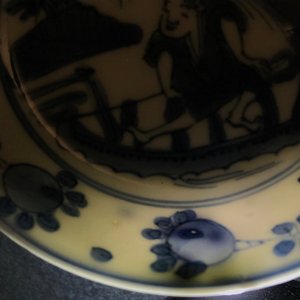 Een klein Chinees blauwwit schoteltje op voet, Chenghua merk, Wanli — foto 8