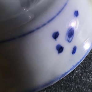 Een klein Chinees blauwwit schoteltje op voet, Chenghua merk, Wanli — foto 10