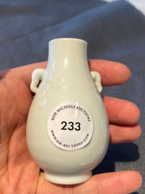Een klein Chinees Dehua blanc de Chine 'hu' vaasje met olifanten, 18e eeuw — foto 1