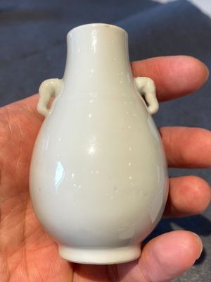 Een klein Chinees Dehua blanc de Chine 'hu' vaasje met olifanten, 18e eeuw — foto 3