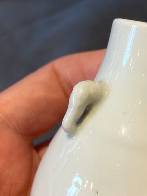 Een klein Chinees Dehua blanc de Chine 'hu' vaasje met olifanten, 18e eeuw — foto 10