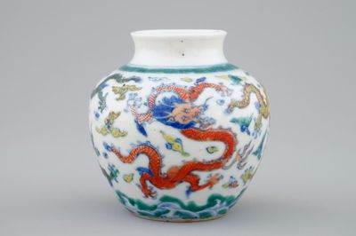 Een klein Chinees doucai bolvaasje met draken tussen wolken, Qianlong merk, 19e eeuw