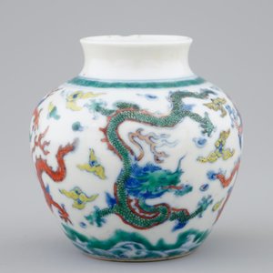 Een klein Chinees doucai bolvaasje met draken tussen wolken, Qianlong merk, 19e eeuw — foto 3