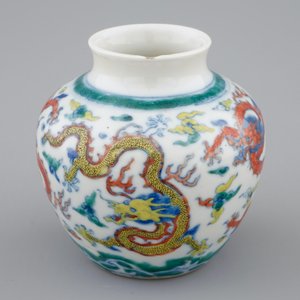 Een klein Chinees doucai bolvaasje met draken tussen wolken, Qianlong merk, 19e eeuw — foto 7