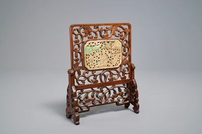 Een klein Chinees houten tafelscherm met jade plaquette, 19/20e eeuw