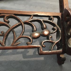 Een klein Chinees houten tafelscherm met jade plaquette, 19/20e eeuw — foto 15