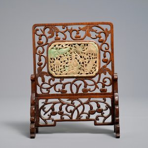 Een klein Chinees houten tafelscherm met jade plaquette, 19/20e eeuw — foto 2