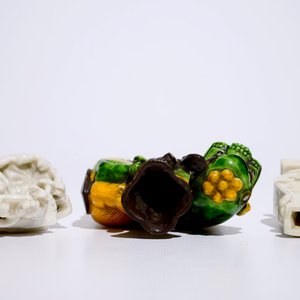 Een klein groepje en een vaas in blanc de Chine uit Dehua, hierbij een sancai-stijl wierookbrander, 18/19e eeuw — foto 3