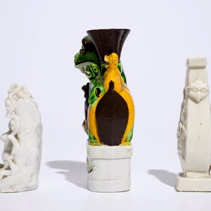 Een klein groepje en een vaas in blanc de Chine uit Dehua, hierbij een sancai-stijl wierookbrander, 18/19e eeuw — foto 6