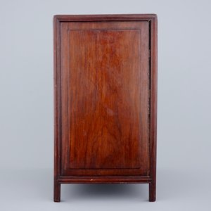 Een klein kabinet in hongmu hout, China, begin 20e eeuw — foto 5