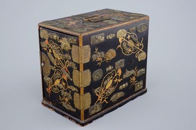 Een klein ladenkastje in Japanse lak, Meiji periode, 19e eeuw