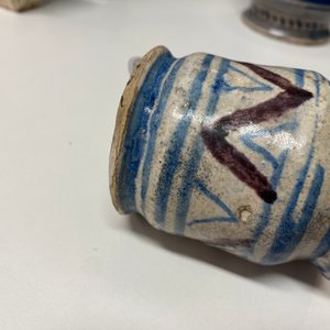Een kleine blauw-witte en mangane majolica albarello, Antwerpen of Noordelijke Nederlanden, 16/17e eeuw — foto 10