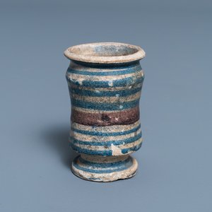 Een kleine blauw-witte en mangane majolica albarello, Antwerpen of Noordelijke Nederlanden, 16/17e eeuw — foto 1