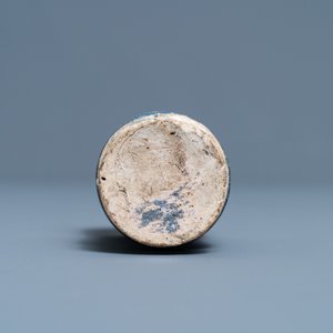 Een kleine blauw-witte en mangane majolica albarello, Antwerpen of Noordelijke Nederlanden, 16/17e eeuw — foto 7