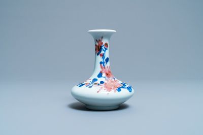 Een kleine Chinese blauw-witte en koperrode vaas met floraal decor, Republiek