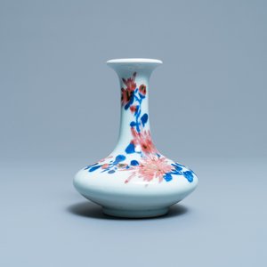 Een kleine Chinese blauw-witte en koperrode vaas met floraal decor, Republiek — foto 1
