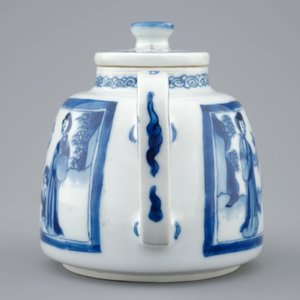 Een kleine Chinese blauw-witte theepot en deksel met lange Lijzen, Kangxi — foto 5
