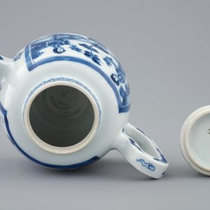 Een kleine Chinese blauw-witte theepot en deksel met lange Lijzen, Kangxi — foto 6